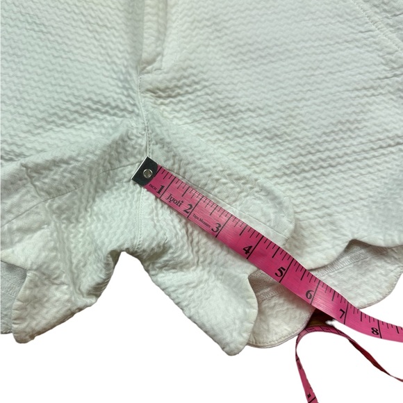 LILLY PULITZER:  Buttercup Scalloped White Shorts -Size 4 - Picture 10 of 14